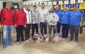 Le podium: Les vainqueurs au centre, les 2è à droite et les 3è à gauche sur la photo