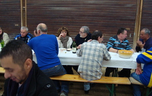 Là il nous tourne le dos mais c'est pour lancer la bonne cause, bon appétit à tous.